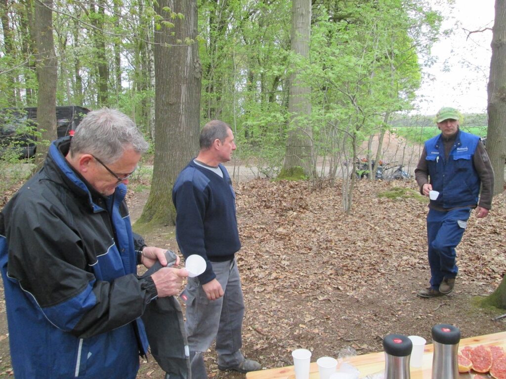 Ein Angler beim ASV Geldern 1950 bei der Gewässereinigung beim Mettbrötchen essen