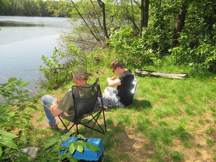 Ein Angler mit Gastangler am Heitkampsee in Geldern