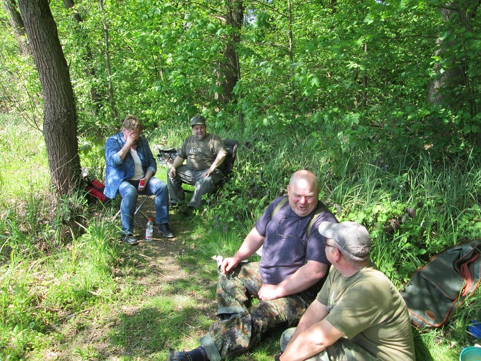 Mehrere Angler sitzen zusammen am Heitkampsee mit Gastangler