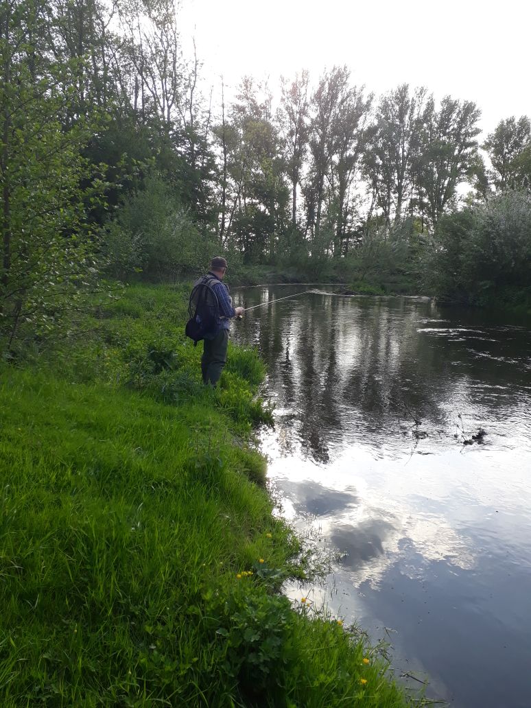 Ein Mann angelt an der Niers in Geldern
