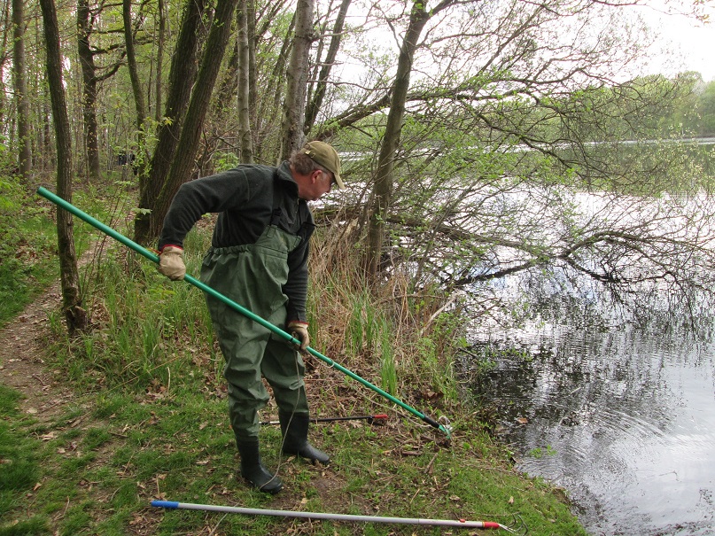 Ein Mann bei der Gewässerreinigung am Heitkampsee