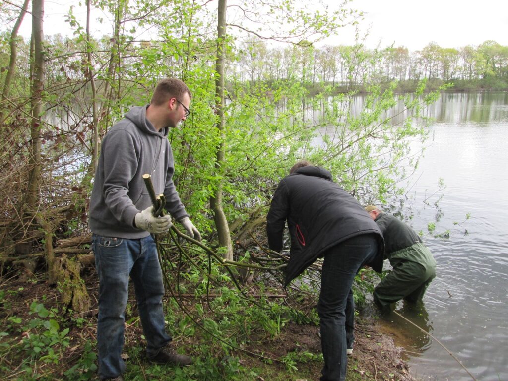 Zwei Mitglieder bei der Gewässerreinigung am Heitkampsee in Geldern