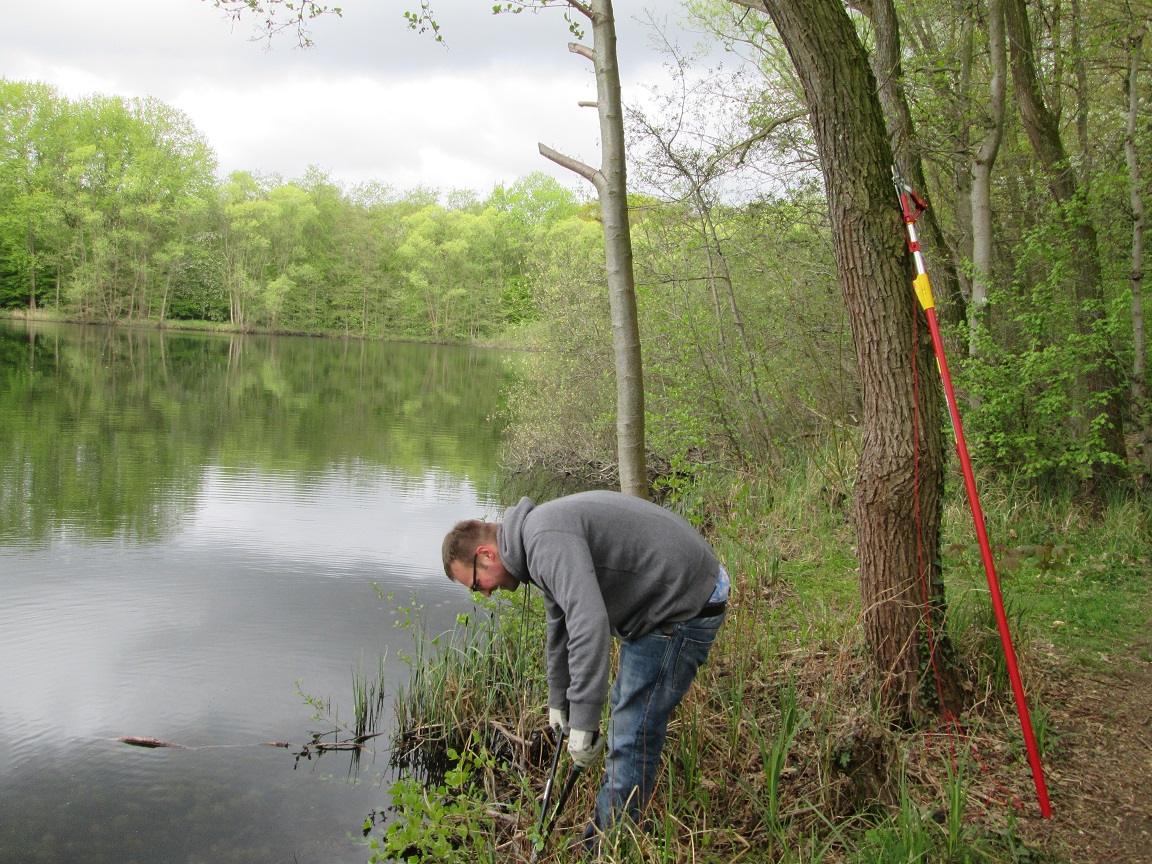 Ein Angler vom ASV Geldern 1950 entfernt Müll aus dem Heitkampsee