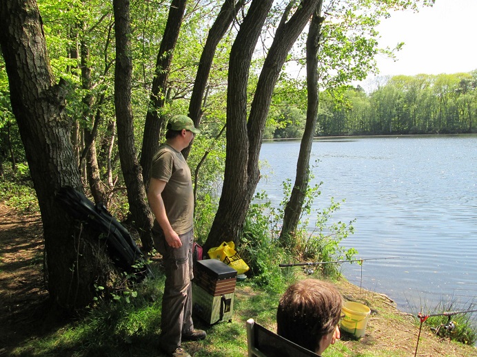 Ein Angler steht am Heitkampsee
